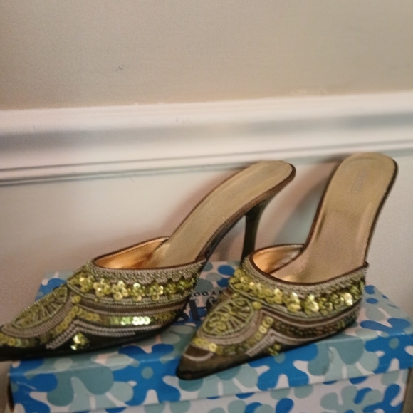 Elegant Embroidered Mules - Picture 2 of 4